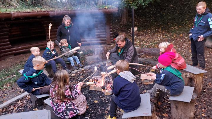 Aktiviteter omkring bålet. 